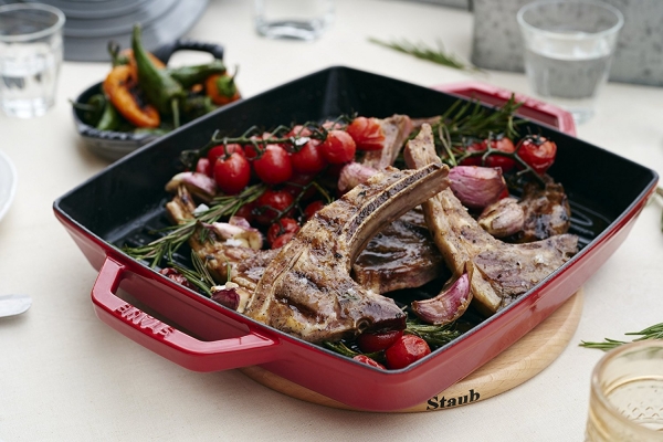 Staub Kochgeschirr Grillpfanne Bratpfanne mit 2 Griffen quadratisch Kirschrot 33cm